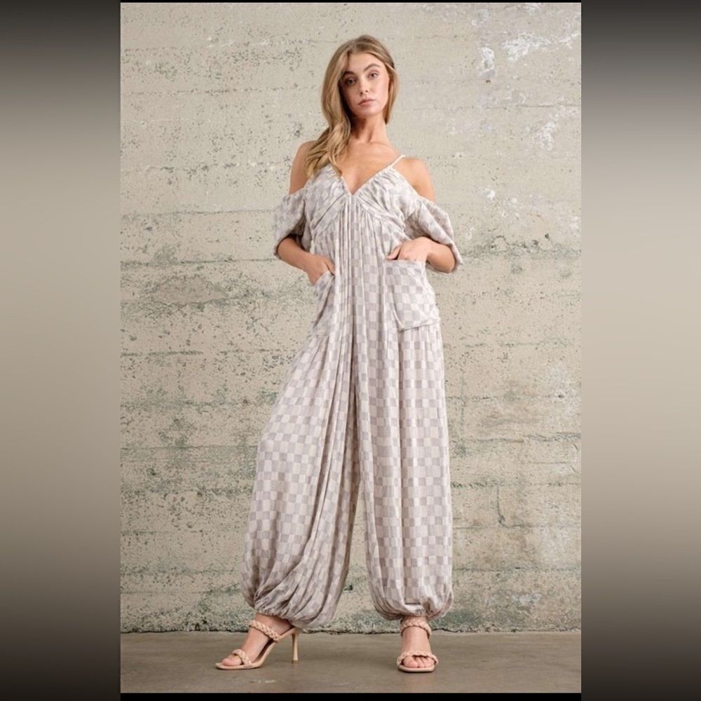 Shop neighbor jumpsuit white and gray straps and neckline on the back NEW - Picture 2 of 8
